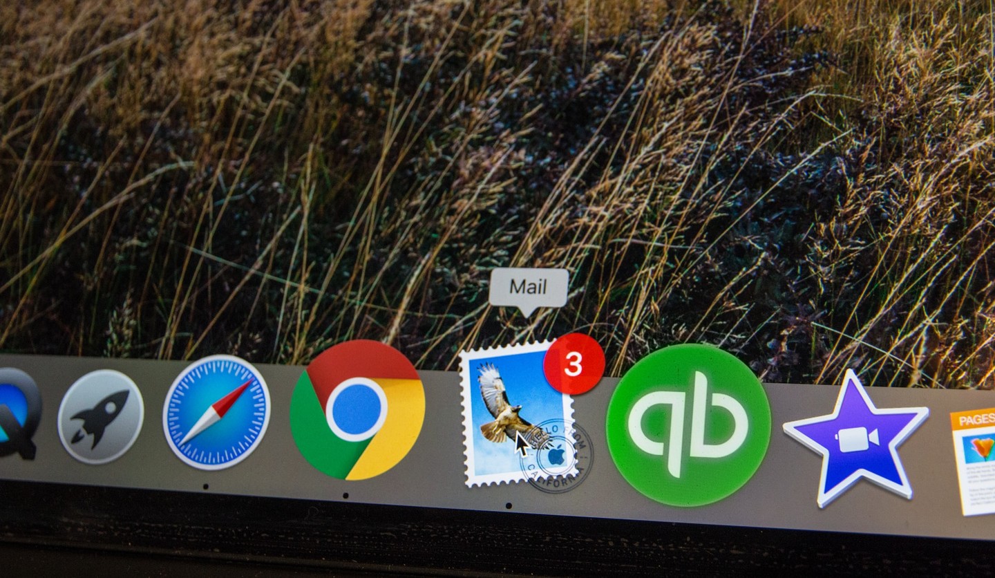 MacBook menu with red icon showing 3 unread emails